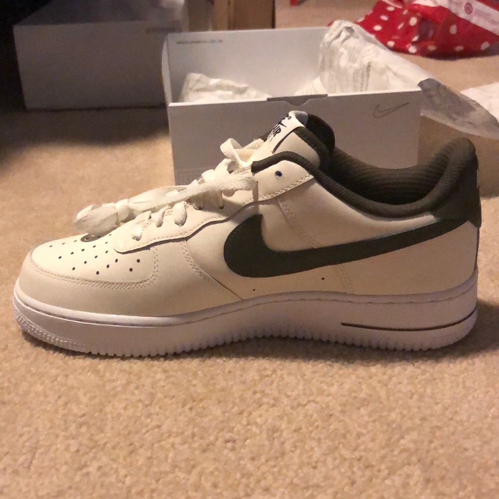 Green and cream Nike Air Force 1s low - Picture 4 of 6